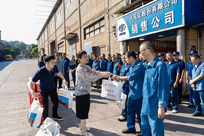 刘瑶慰问金沙澳门(中国)唯一官方网站员工.jpg