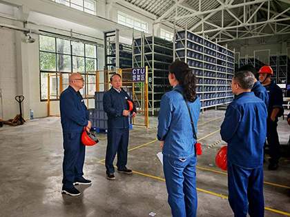 廖廷君视察物资供应公司.jpg