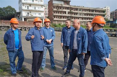 金沙澳门(中国)唯一官方网站股份公司党委书记廖廷君一行深入江边码头督查防洪防汛工作