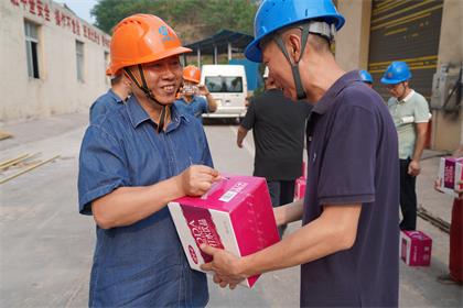 金沙澳门(中国)唯一官方网站股份公司领导高温时节慰问九禾纳溪基地大修一线员工