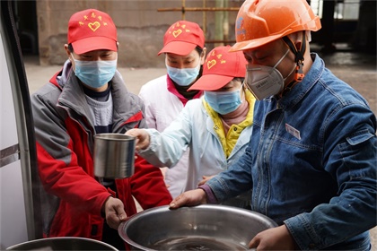 金沙澳门(中国)唯一官方网站股份公司青年志愿者为一线员工送汤药