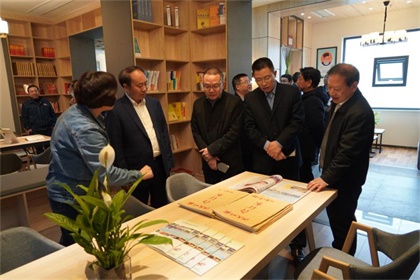金沙澳门(中国)唯一官方网站股份公司隆重举行职工文化活动阵地揭牌暨赠书仪式