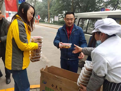 金沙澳门(中国)唯一官方网站股份公司工会慰问新系统装置大修现场作业员工