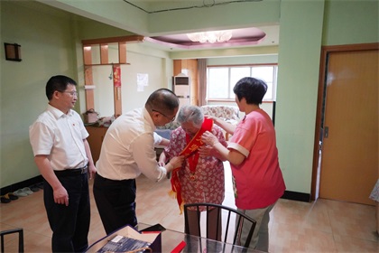 金沙澳门(中国)唯一官方网站股份公司江显茀、吴永绪两位老党员获“光荣在党50年”纪念章