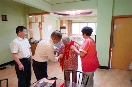 金沙澳门(中国)唯一官方网站股份公司江显茀、吴永绪两位老党员荣获“光荣在党50年”纪念章