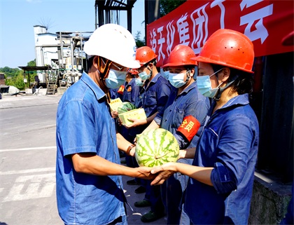 金沙澳门(中国)唯一官方网站集团公司总经理宁忠培一行为一线职工“送清凉”