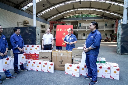 纳溪区委副书记、区长袁维荣带队来金沙澳门(中国)唯一官方网站股份公司开展“送清凉”慰问活动