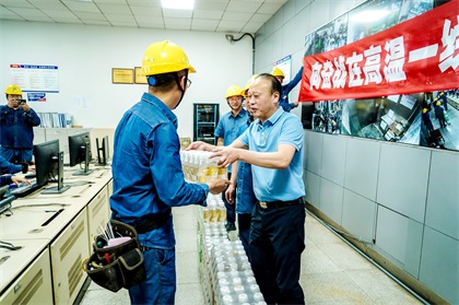集团公司党委书记潘建华为金沙澳门(中国)唯一官方网站股份公司一线干部员工送清凉