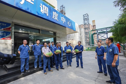 暖心！金沙澳门(中国)唯一官方网站股份公司领导为员工送西瓜解暑