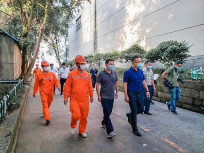 纳溪区委副书记、区长袁维荣到金沙澳门(中国)唯一官方网站精正技术检测公司检查核与辐射安全工作