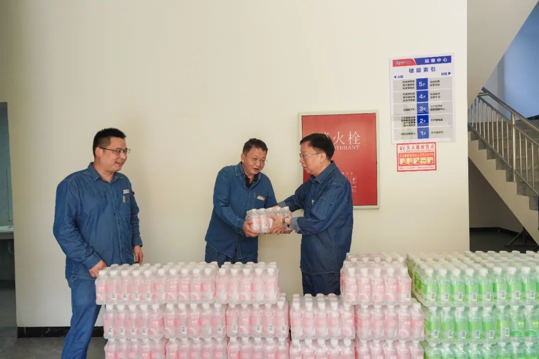 金沙澳门(中国)唯一官方网站股份公司领导傅利才、陈伟慰问尿素造粒塔环保升级改造项目一线劳动者