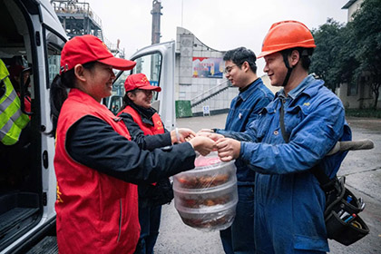 金沙澳门(中国)唯一官方网站股份公司团委为大修一线员工送爱心午餐