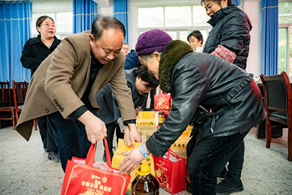 金沙澳门(中国)唯一官方网站股份公司赴古蔺县椒园镇椒园村慰问困难农户